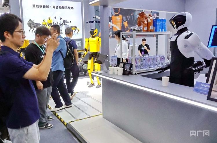 官方:沙尔克与中场法乌齐续约至2030年